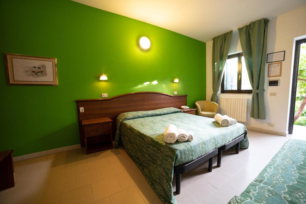Hotel Villa A Mare 罗迪-加尔加尼科 外观 照片